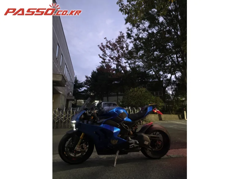두카티 파니갈레 V4 S 2022 블루 사진 4