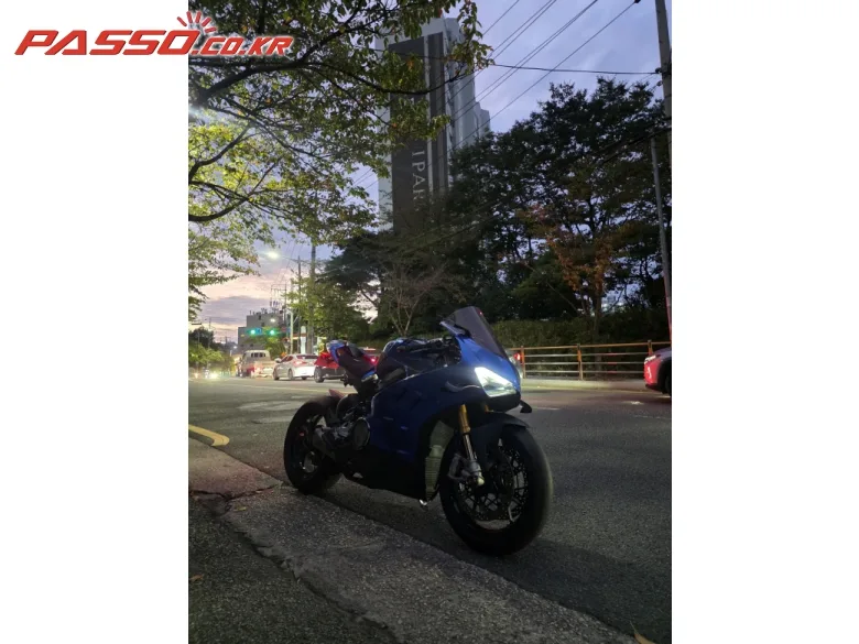두카티 파니갈레 V4 S 2022 블루 사진 7
