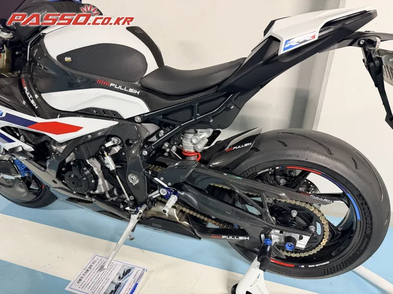 BMW S 1000 RR 2024 화이트 사진 3