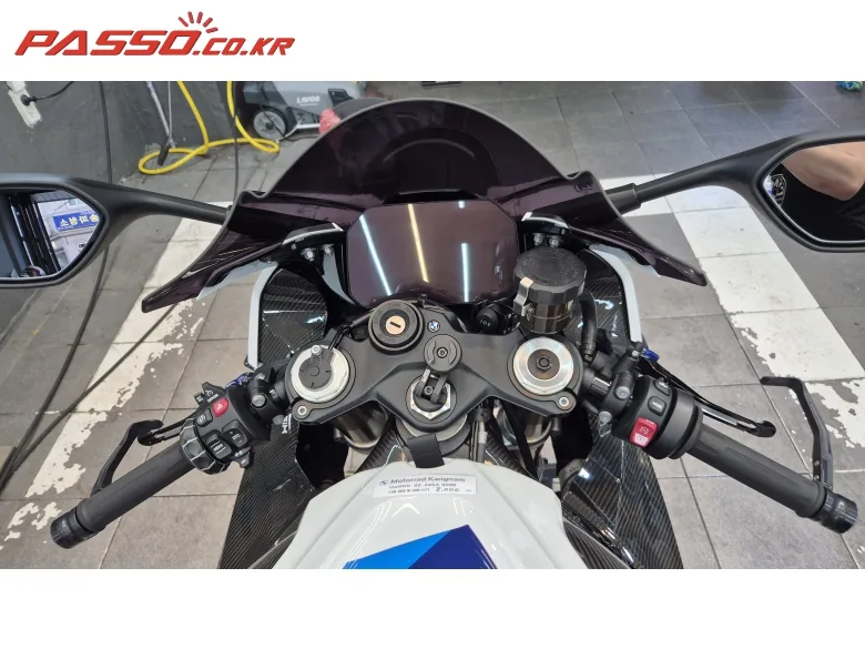 BMW S 1000 RR 2024 화이트 사진 4