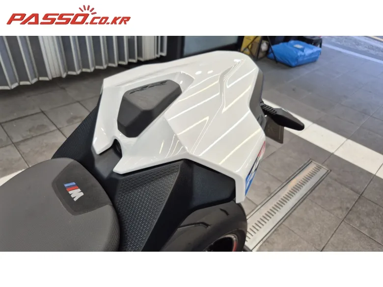 BMW S 1000 RR 2024 화이트 사진 8