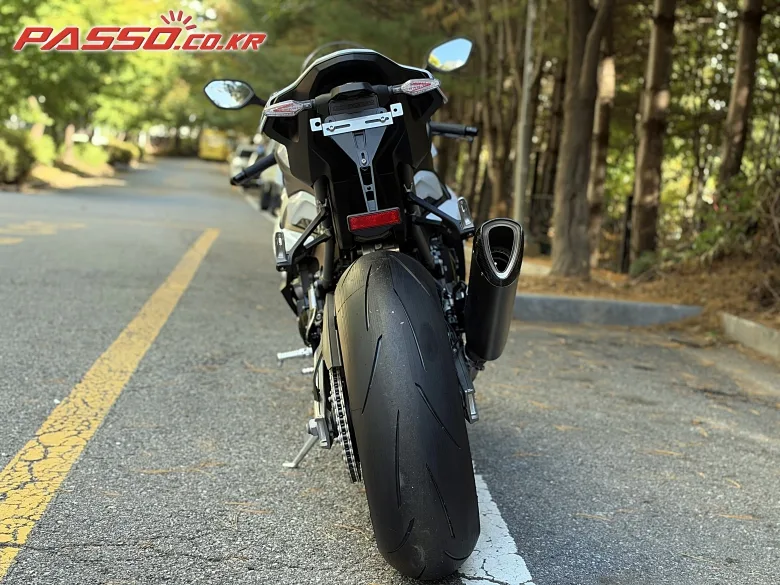 BMW S 1000 RR 2026 블랙 사진 3