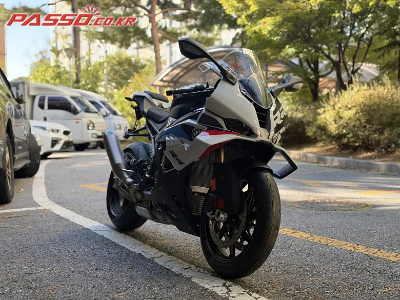 BMW S 1000 RR 2026 블랙 사진 4