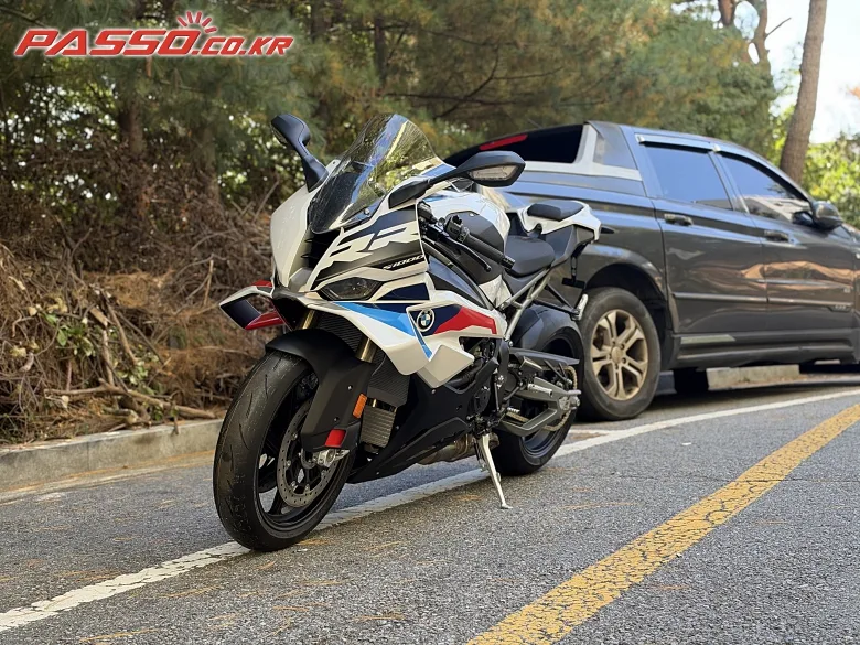 BMW S 1000 RR 2026 블랙 사진 5
