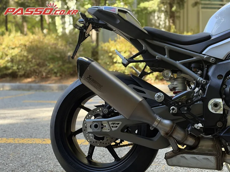 BMW S 1000 RR 2026 블랙 사진 7