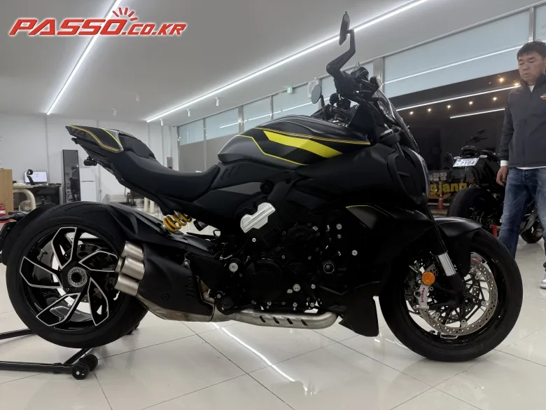 두카티 디아벨 V4 2025 블랙 사진 1