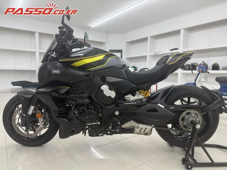 두카티 디아벨 V4 2025 블랙 사진 2