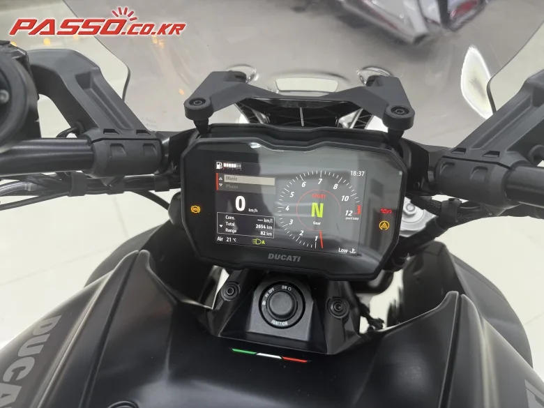 두카티 디아벨 V4 2025 블랙 사진 4