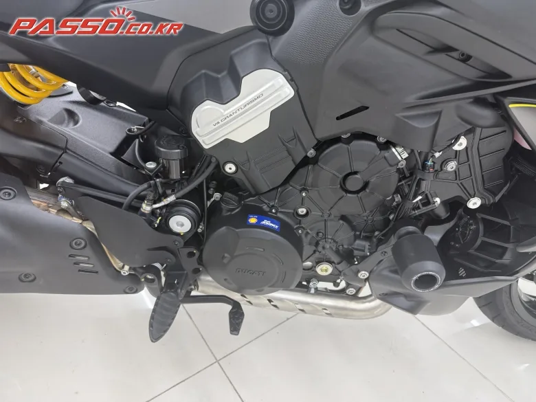 두카티 디아벨 V4 2025 블랙 사진 5