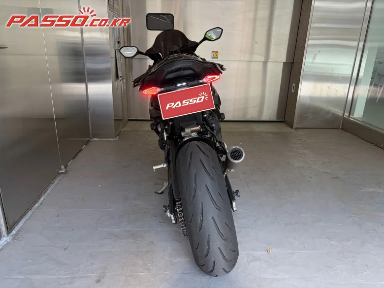 BMW S 1000 RR 2025 블랙 사진 3