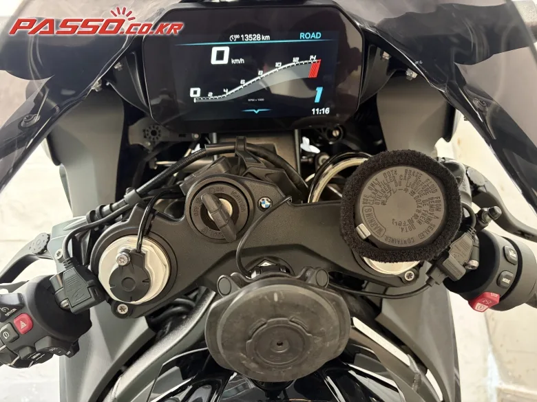BMW S 1000 RR 2025 블랙 사진 4