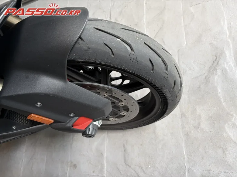 BMW S 1000 RR 2025 블랙 사진 5