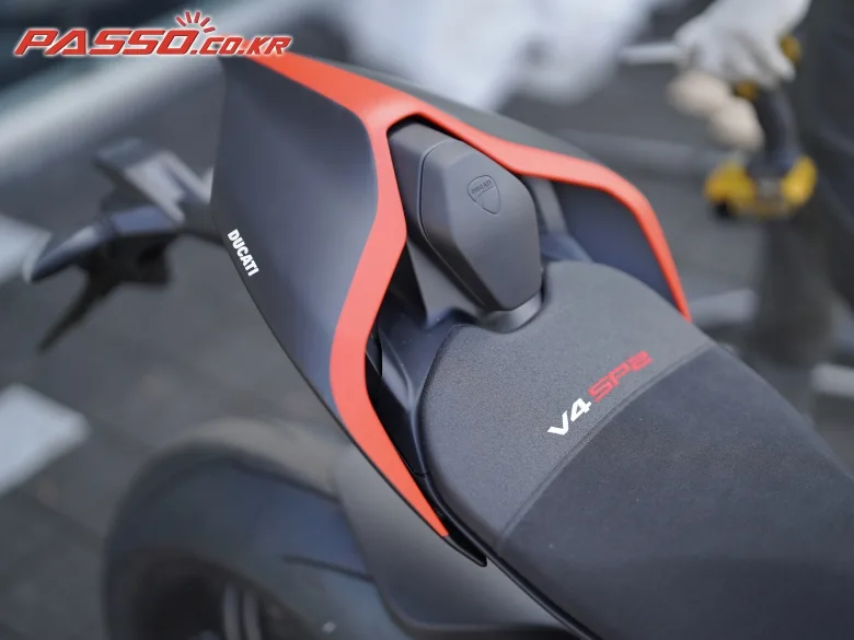 두카티 파니갈레 V4 SP 2022 블랙 사진 8