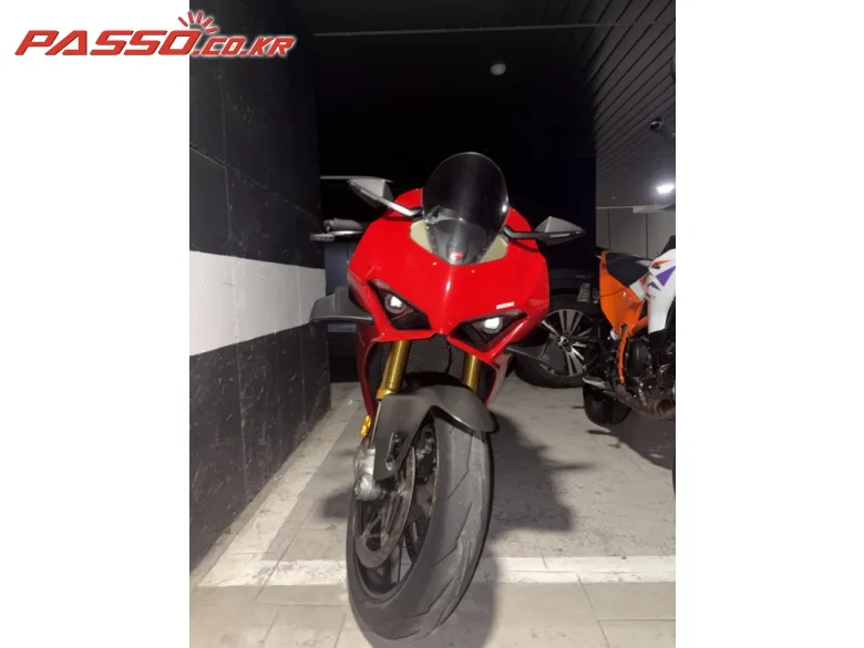 두카티 파니갈레 V4 S 2020 레드 사진 3