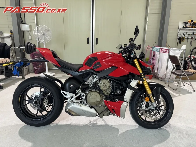 두카티 스트리트파이터 V4 S 2022 레드 사진 1