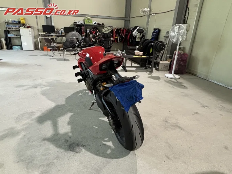 두카티 스트리트파이터 V4 S 2022 레드 사진 3