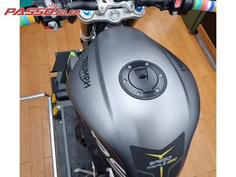 트라이엄프 스피드 트리플 1200 RS 2022 실버 사진 4