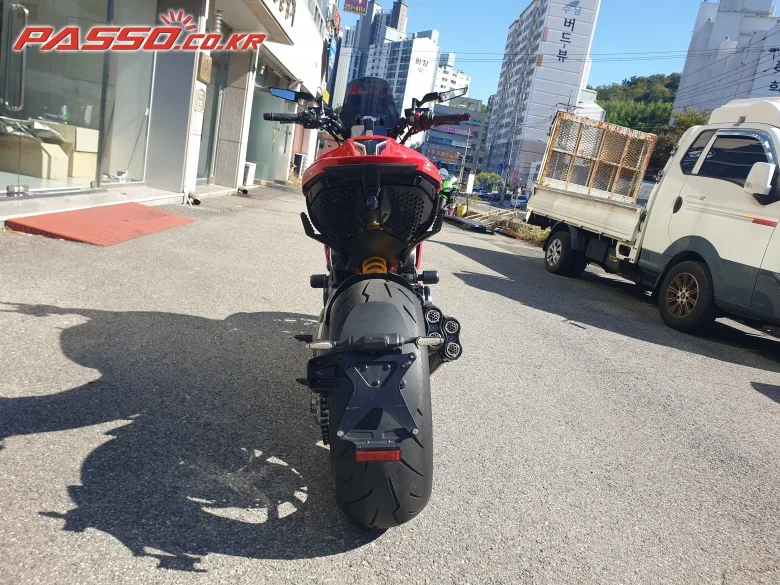 두카티 디아벨 V4 2023 레드 사진 3
