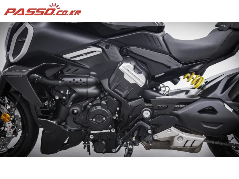두카티 디아벨 AMG 2024 블랙 사진 5