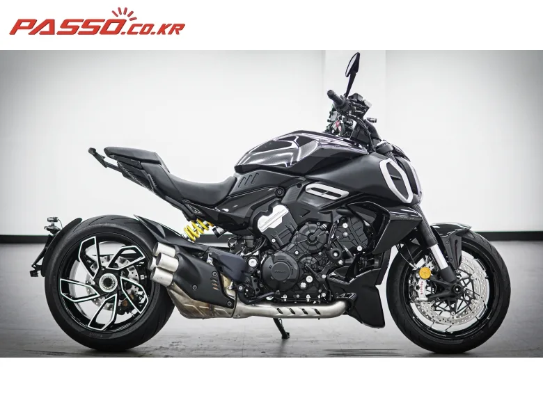 두카티 디아벨 V4 2024 블랙 사진 1