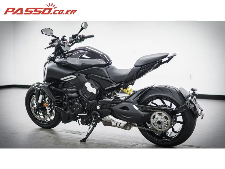 두카티 디아벨 V4 2024 블랙 사진 4