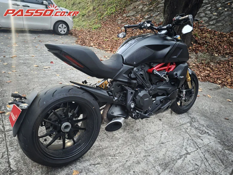두카티 디아벨 1260 S 2019 블랙 사진 3
