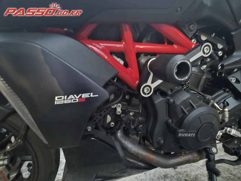 두카티 디아벨 1260 S 2019 블랙 사진 5
