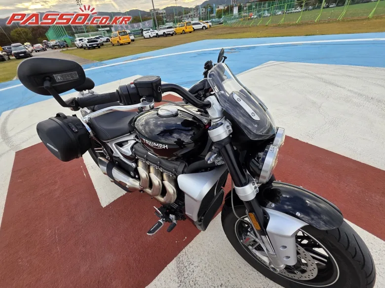 트라이엄프 로켓Ⅲ GT 2023 화이트 사진 1