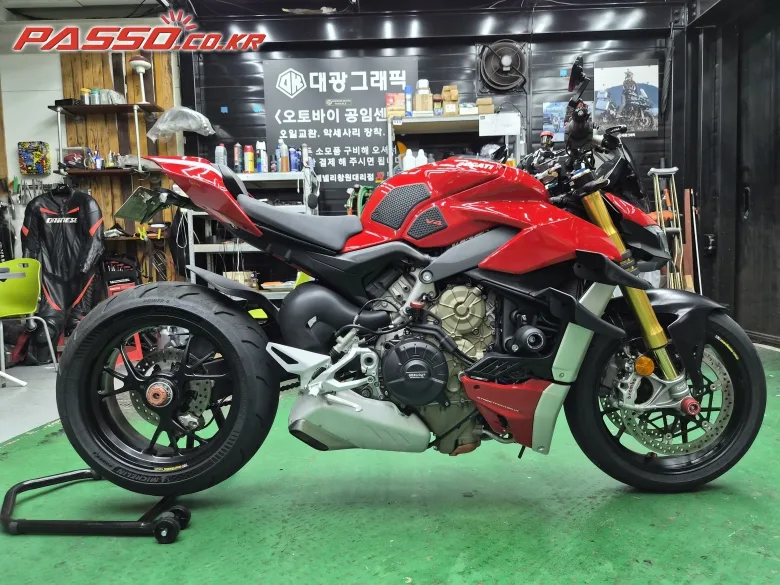 두카티 스트리트파이터 V4 S 2022 레드 사진 1