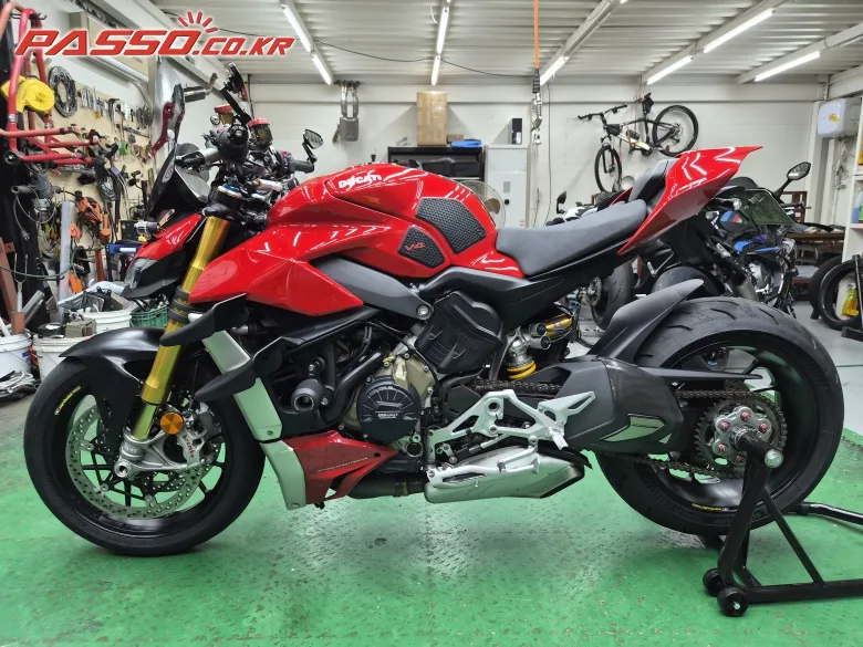 두카티 스트리트파이터 V4 S 2022 레드 사진 2