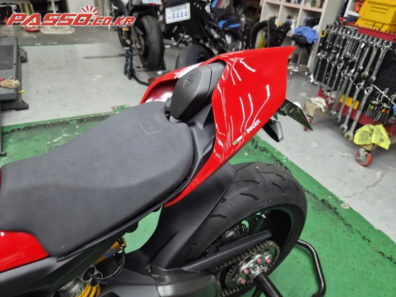 두카티 스트리트파이터 V4 S 2022 레드 사진 8
