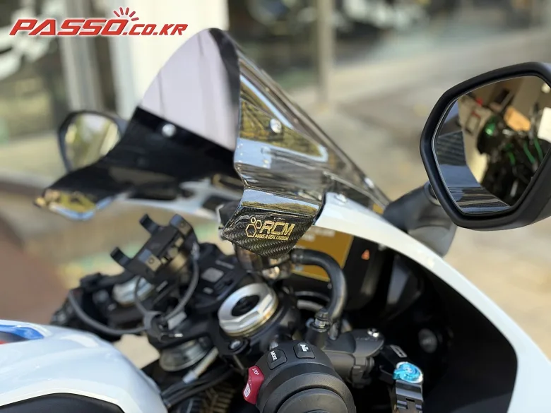 BMW S 1000 RR 2025 화이트 사진 3