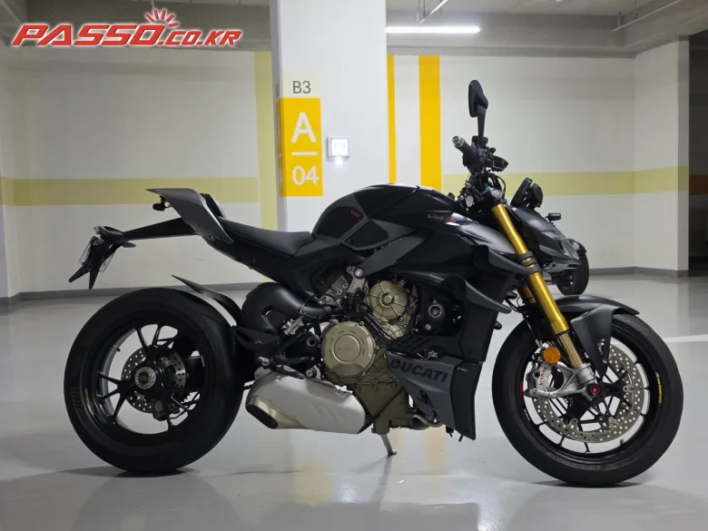 두카티 스트리트파이터 V4 S 2024 블랙 사진 1