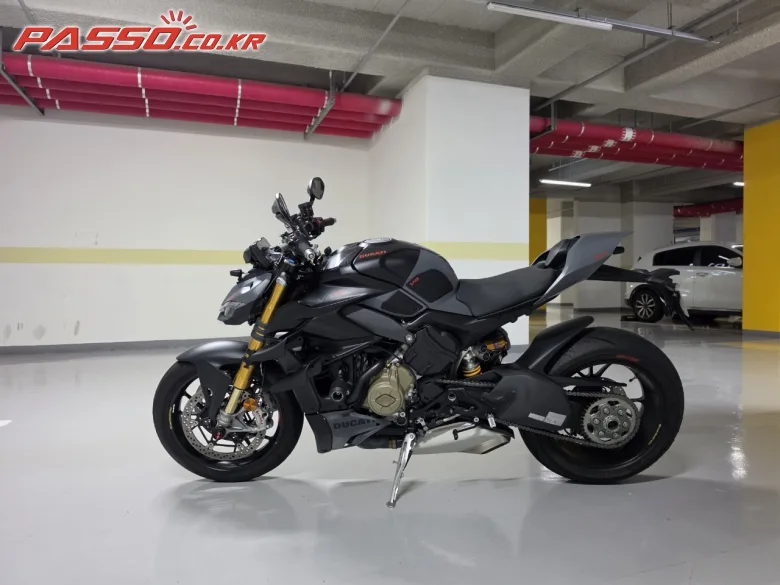 두카티 스트리트파이터 V4 S 2024 블랙 사진 2