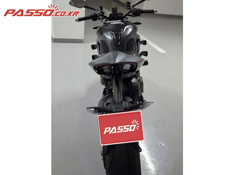 두카티 스트리트파이터 V4 S 2024 블랙 사진 3