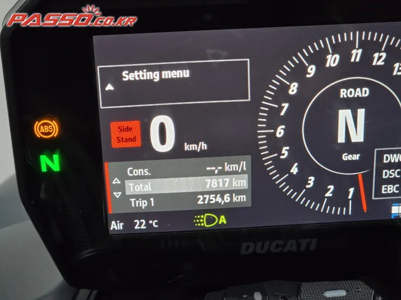 두카티 스트리트파이터 V4 S 2024 블랙 사진 4