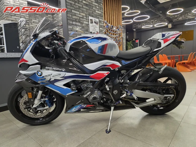 BMW M 1000 RR 2022 화이트 사진 2
