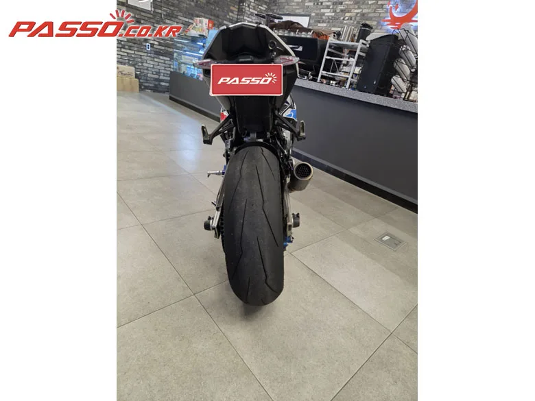 BMW M 1000 RR 2022 화이트 사진 3