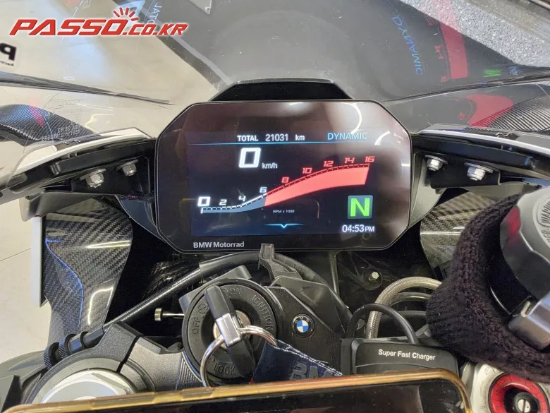 BMW M 1000 RR 2022 화이트 사진 4