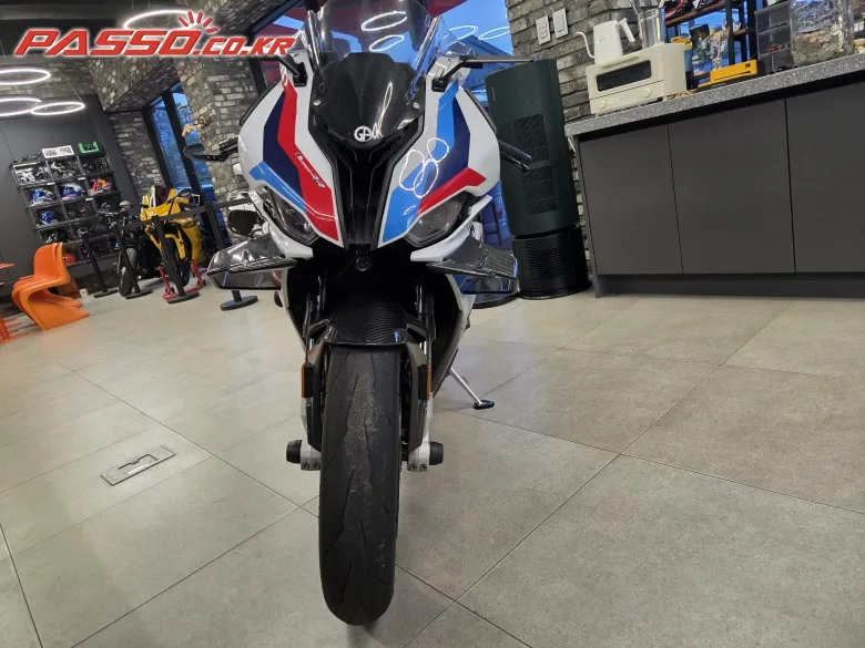 BMW M 1000 RR 2022 화이트 사진 5