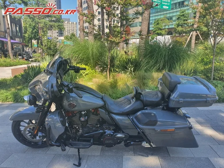 할리데이비슨 CVO 스트리트 글라이드 2018 블랙 사진 2