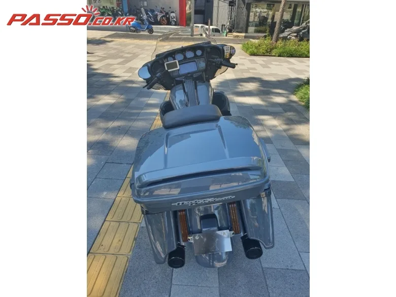 할리데이비슨 CVO 스트리트 글라이드 2018 블랙 사진 3