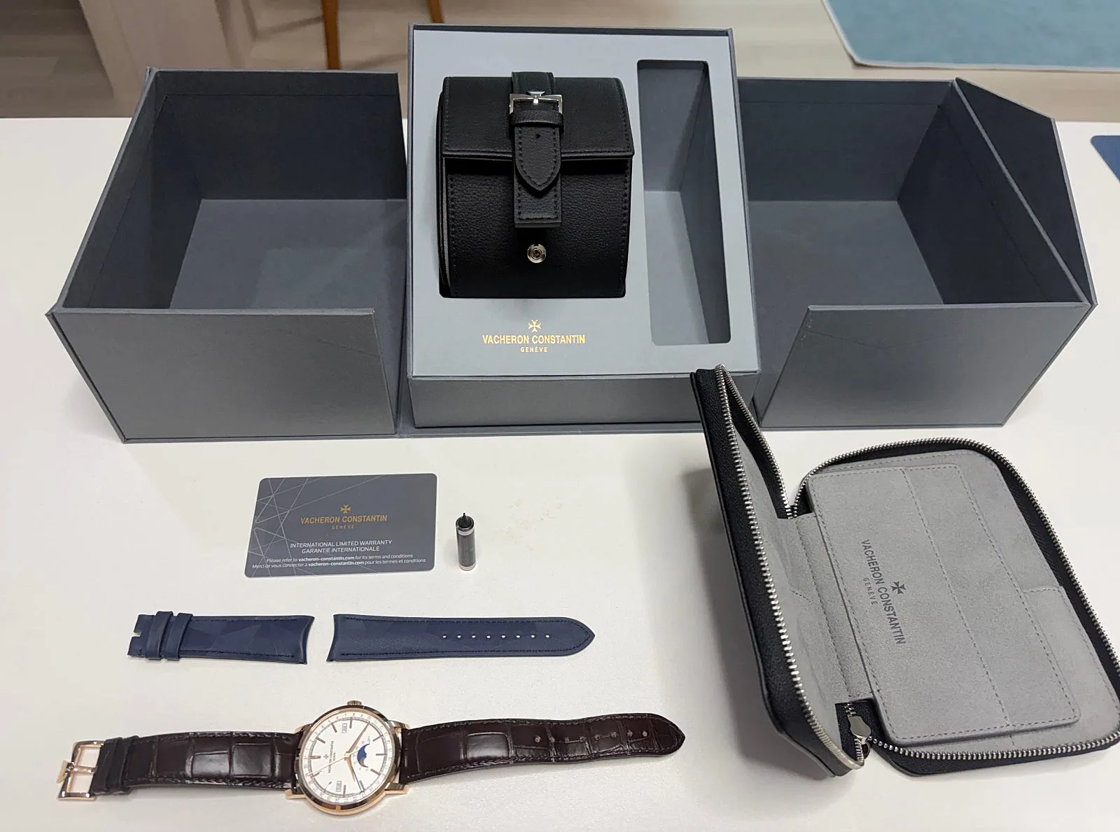 바쉐론콘스탄틴 바쉐론콘스탠틴 Traditionnelle Complete Calendar 4010T/000R-B344 2026