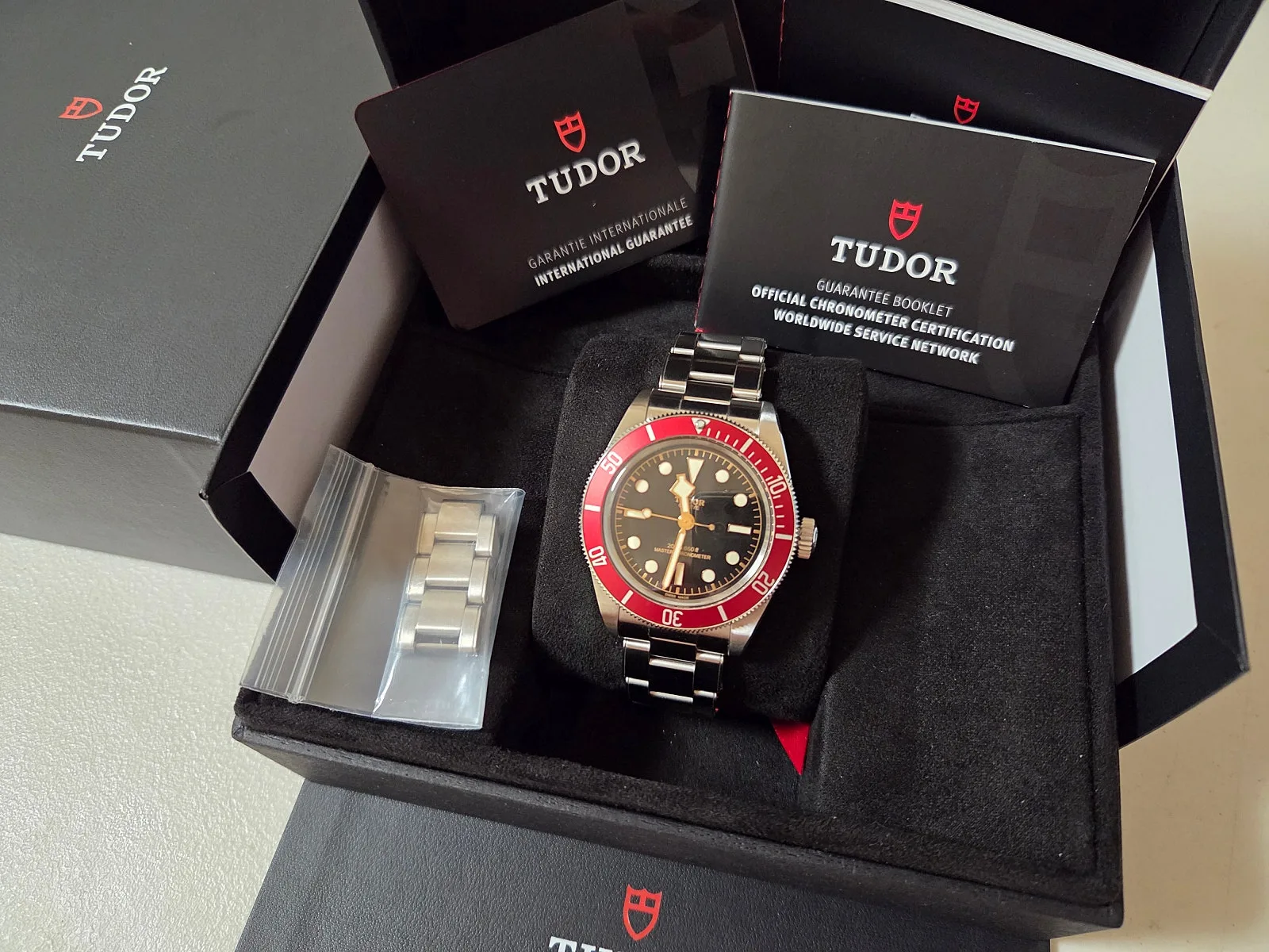 튜더 블랙베이 41mm 버건디 베젤 블랙다이얼 스틸 브레이슬릿 2025
