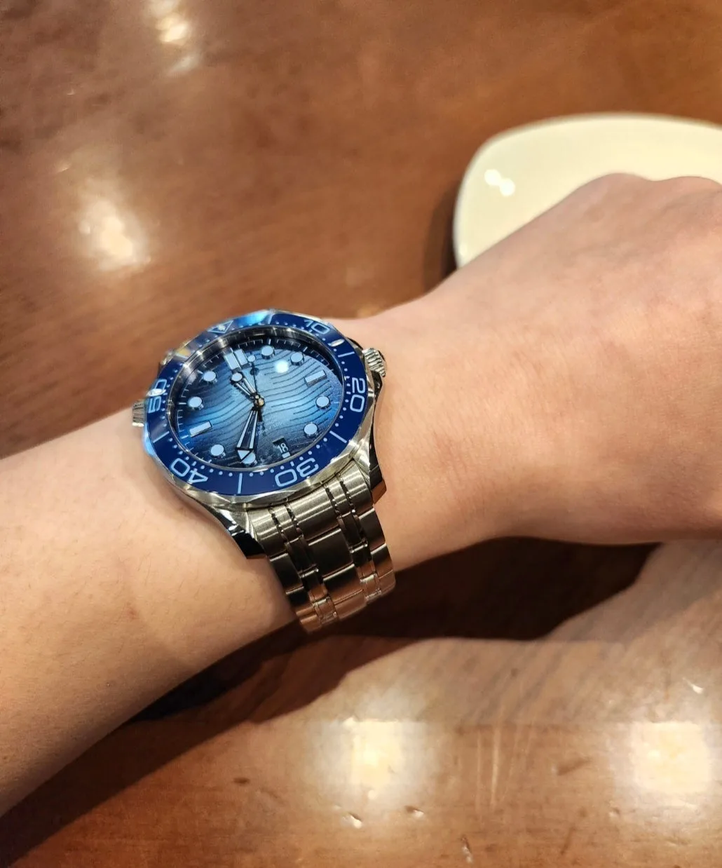 오메가 씨마스터 다이버 300 썸머블루 42mm 2023 사진 8