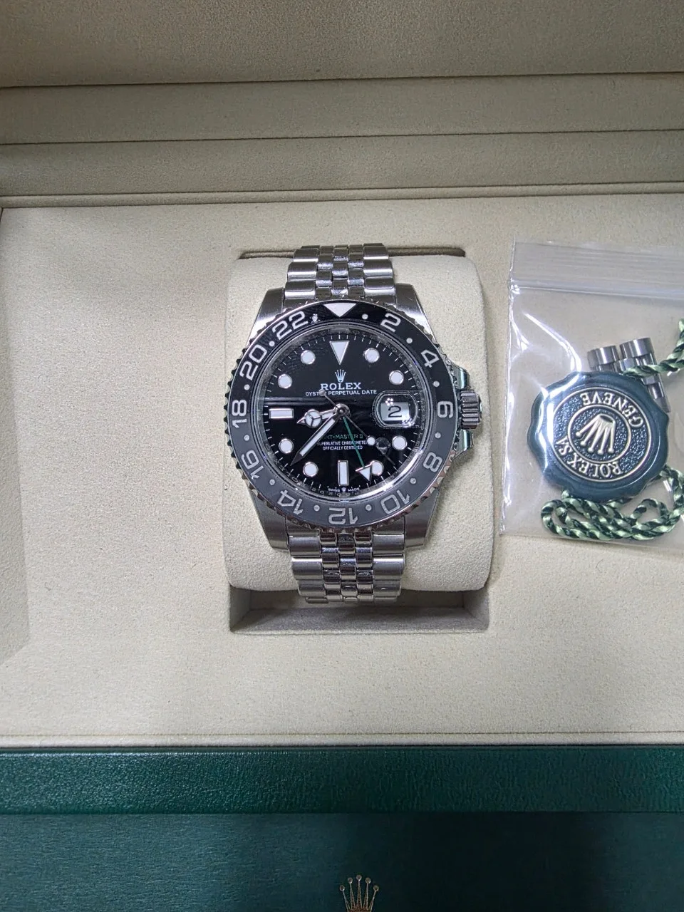 롤렉스 GMT MASTER 2 스틸 블랙 쥬빌레 M126710GRNR-0003 2025 사진 2