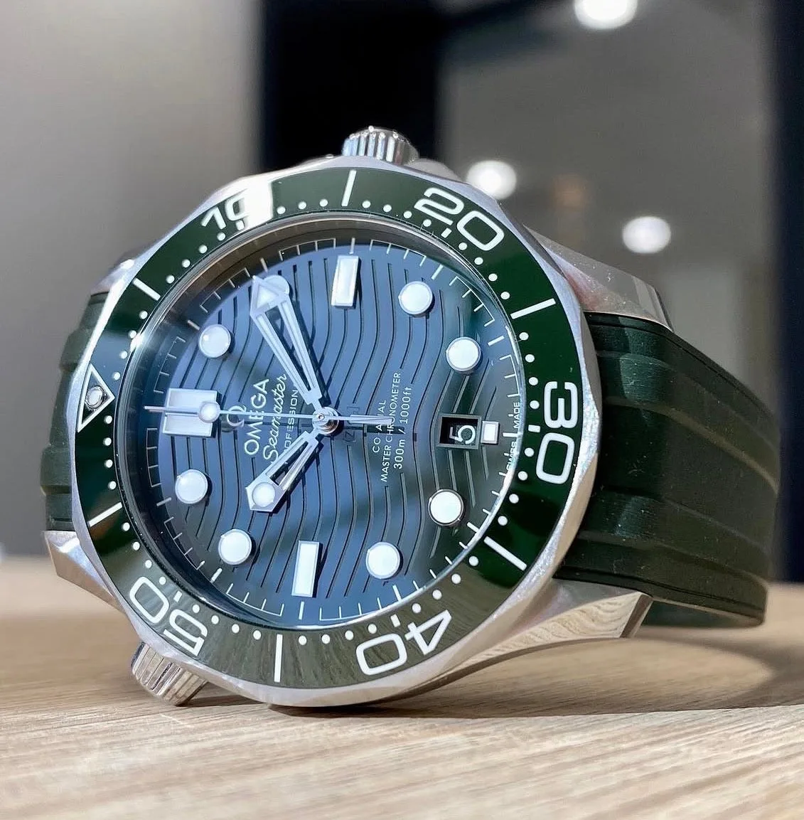 오메가 씨마스터300 그린 42mm 브레이슬릿 2024 사진 2