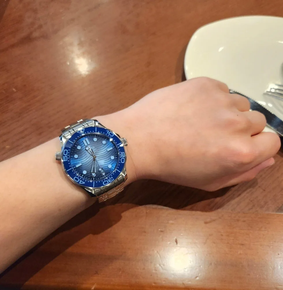오메가 씨마스터 다이버 300 썸머블루 42mm 2023 사진 6