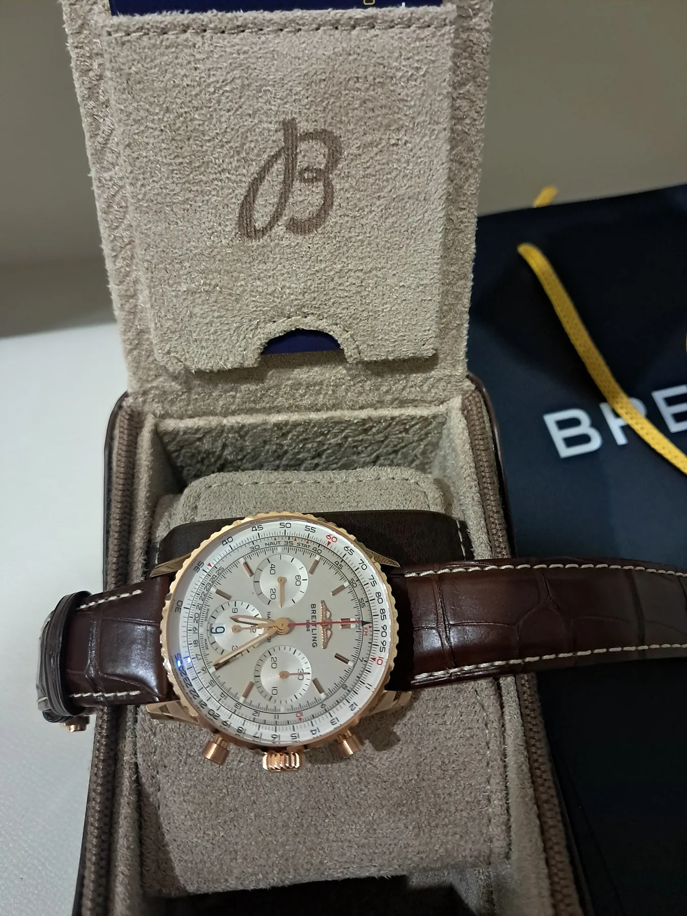 브라이틀링 네비타이머 B01 18K 골드 2026 사진 4