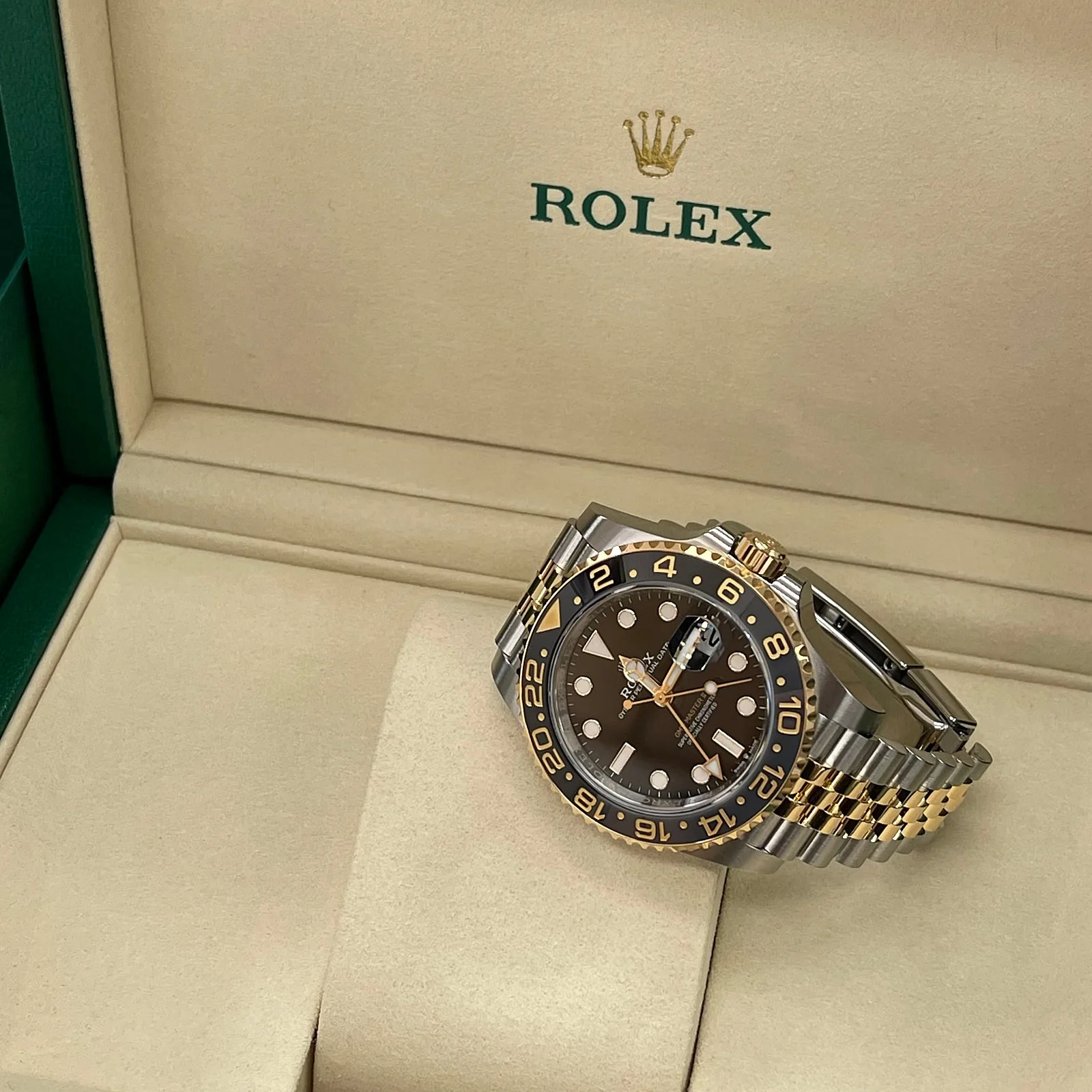 롤렉스 GMT MASTER 2 흑콤 쥬빌레 M126713GRNR-0001 2026 사진 3